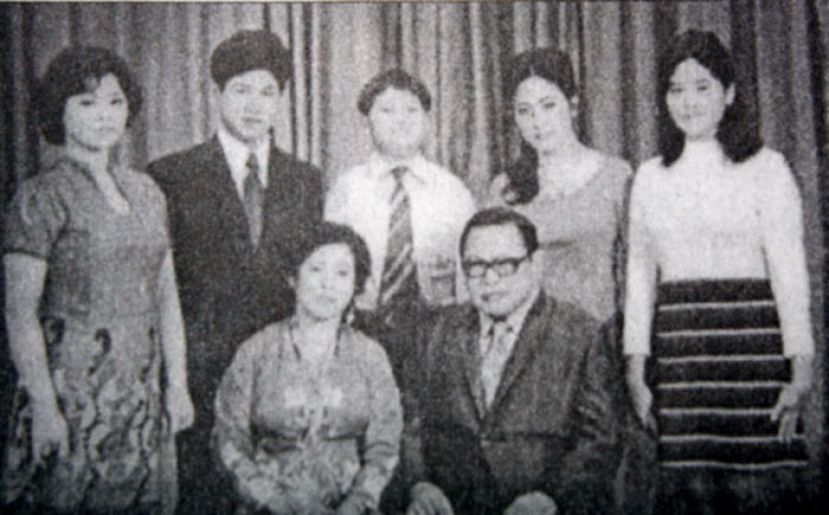 拿督黄锡琦伉俪（前排居中坐者）与儿女的全家福照片，后排左起为大女儿黄莹、长子黄亮医生、老幺黄天佑、二女儿黄惠与小女儿黄晶。