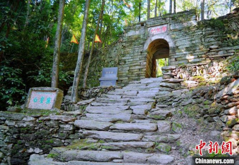 安徽省安庆市宿松县白崖寨景区的攀龙门实景。