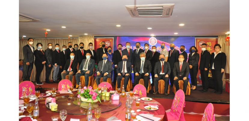 新届理事和嘉宾合影。