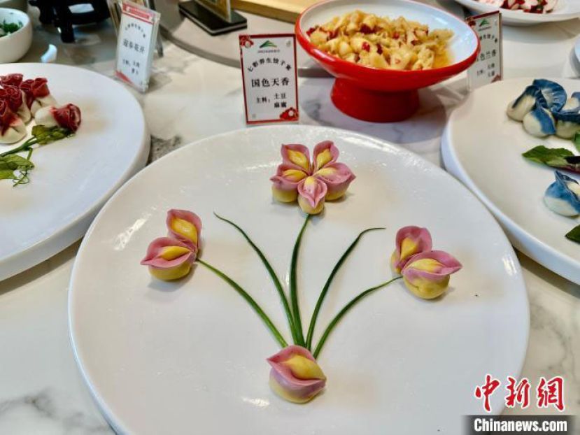 &ldquo;七彩饺子宴&rdquo;中花型摆盘各不相同的饺子。