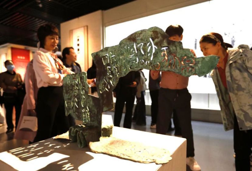 2025年4月21日，&ldquo;甲骨溯源&middot;国风雅韵&rdquo;专题展在河南安阳中国文字博物馆开幕。图为甲骨文青铜组雕展品。