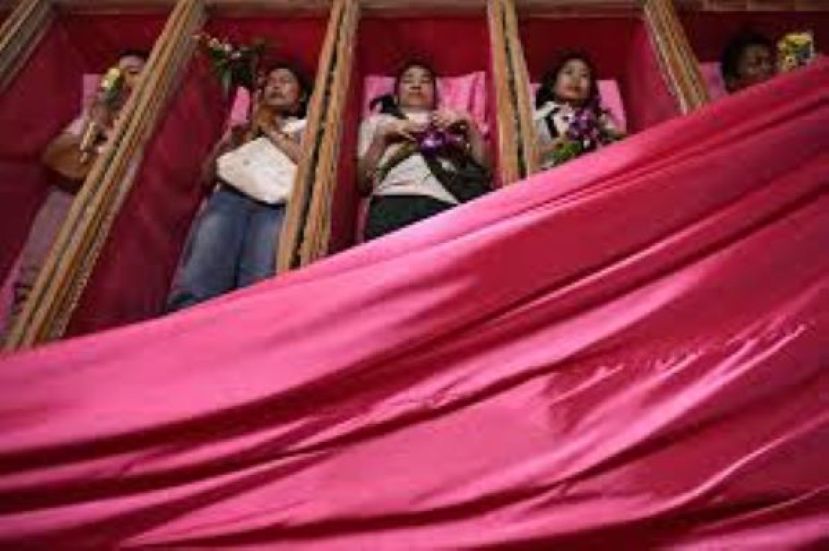 图为一众信徒在元旦当天接受祈福。