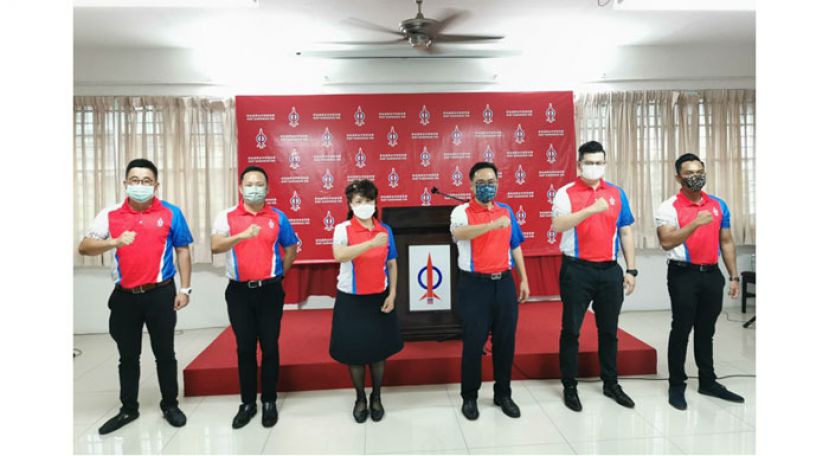 左一起为陈祥智、江峰年、杨薇讳、张健仁、俞利文与阿都阿兹。