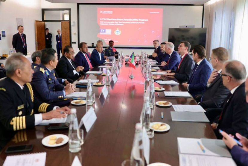 国防部长卡立诺丁与意大利莱昂纳多国防公司高层举行会议。