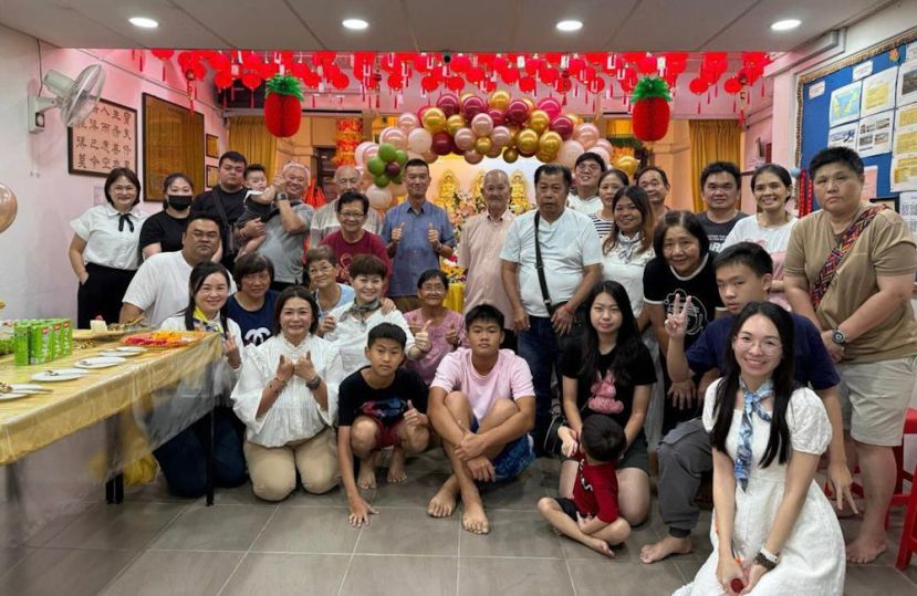 参与卫塞节浴佛法会暨联欢聚会的佛友来张大合照。