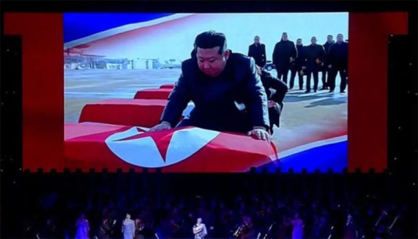 金正恩轻抚战死朝鲜士兵的棺木。