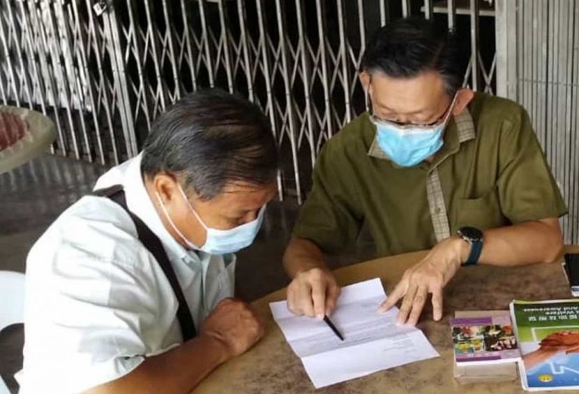 黄春祥医师（左）聆听坊间社险觉醒推手薛华东（右）讲解社险索赔条例。