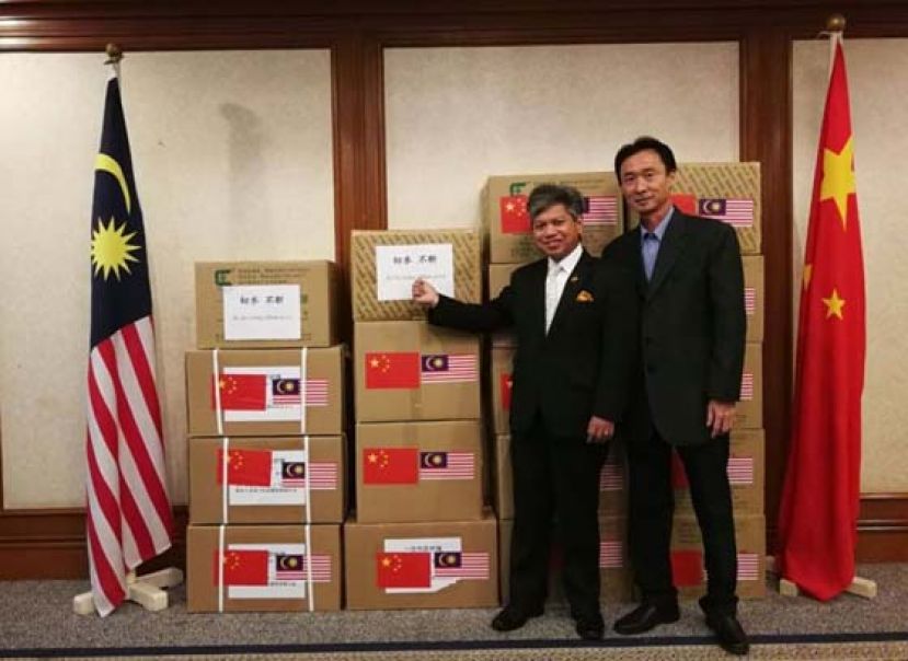 大马驻中国大使拿督努斯旺代领中国捐献给大马皇家警察的防疫物资。