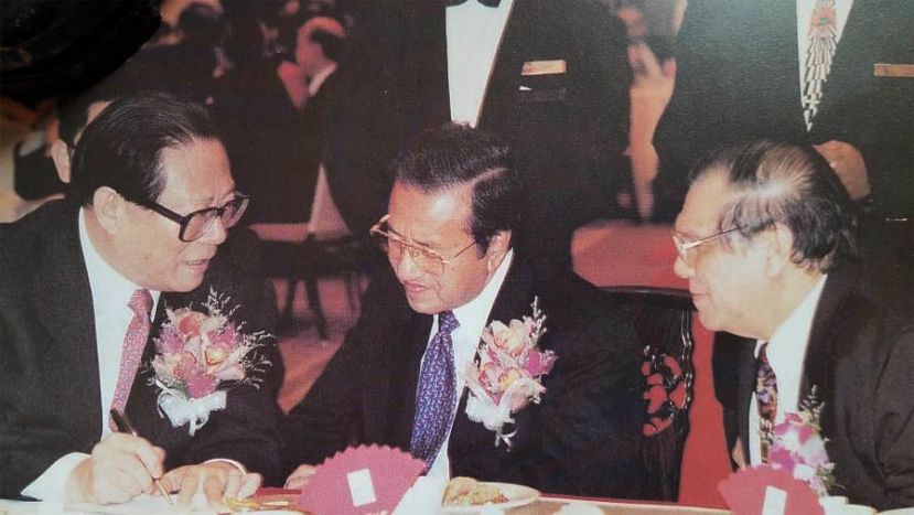 丹斯里拿督阿玛黄文彬与江泽民总书记、马哈蒂尔首相一起亲切交谈。
