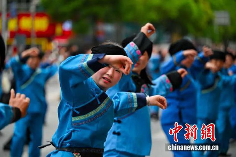 湖北省来凤县，土家族姑娘在街头跳起摆手舞。