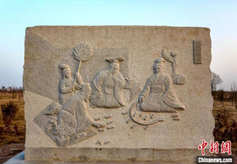 河北邯郸鸡泽县盟台公园以雕塑再现先秦时期历史文化，图为成语典故《墨子救宋》。