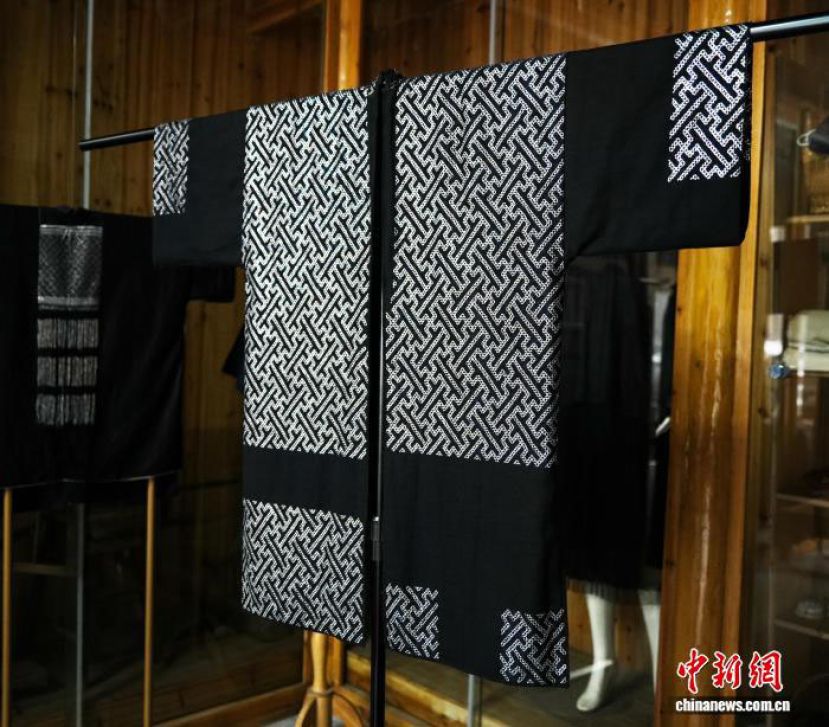 龙女三九耗时两年制作的锡绣服饰，看上去古朴又时尚。