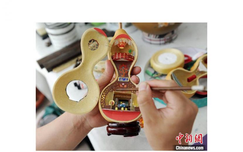 周宇飞正在制作葫芦微型景观。