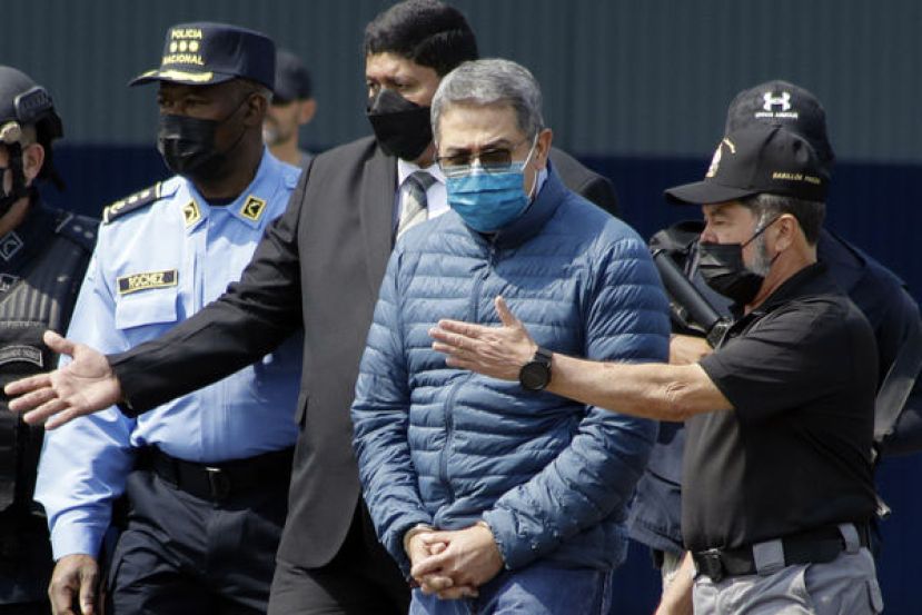 叶南德兹因贩毒至美国，遭美国法院判处45年徒刑。