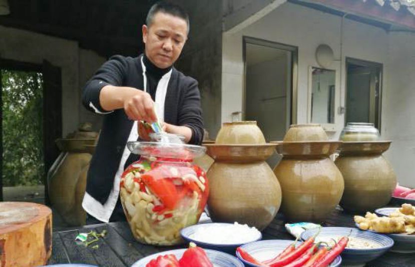 图示：正在泡制的&ldquo;跳水泡菜&rdquo;。