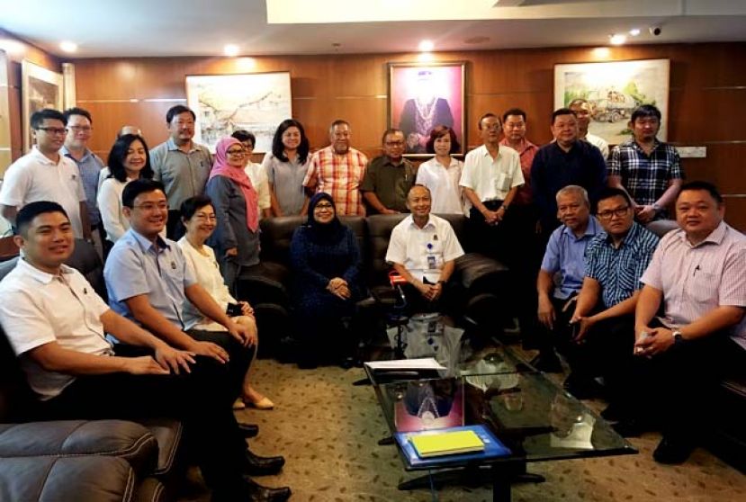 众人于交流后合影,坐者(左二)起为联合区委主席为杨岩彬、顾问兼古晋支部主席拿督杨莉和巴当鲁巴国会议员拿督斯里罗哈妮及南市市长曾长青等人。