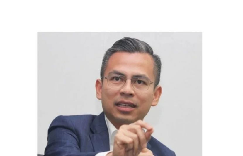 通讯部长法米。