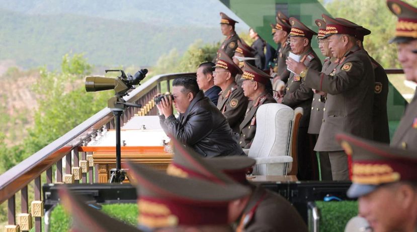 金正恩观摩各兵种综合训练，促完成现代战争准备。