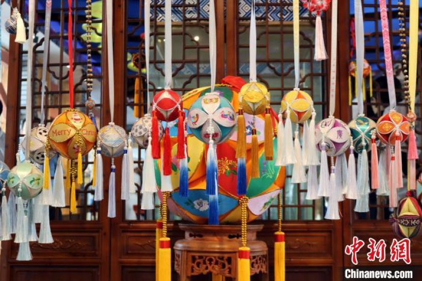 精美的绣球制品。