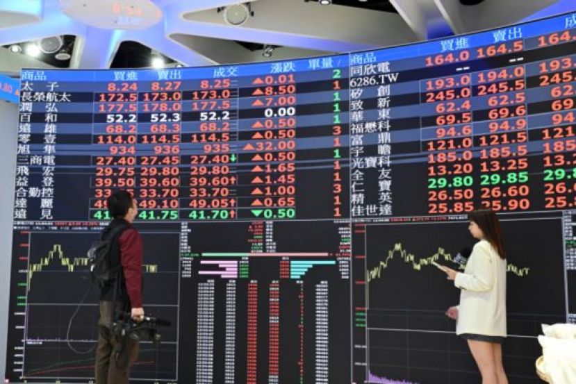 一名台湾股民正在观看股票报价。