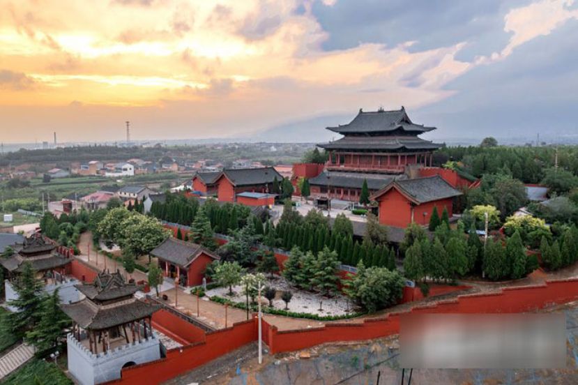 落日余晖下的稷山大佛寺。