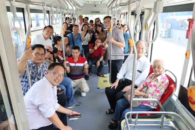砂行动党主席兼国州议员张健仁昨日(左1)携同父亲张守江(右2)、母亲沈瑶瑟(右1)、斯沐省华总会长拿督吴标生博士(左2)、张健仁特别助理兼砂商用车辆注册局主席江峰年(左4)、多位资深党员及多位好友,一同乘坐Bas.My Kuching的粉红巴士,前往古著名旅游地标青山岩展开半日游,体验新巴士带来的便利,众人在巴士上合影。