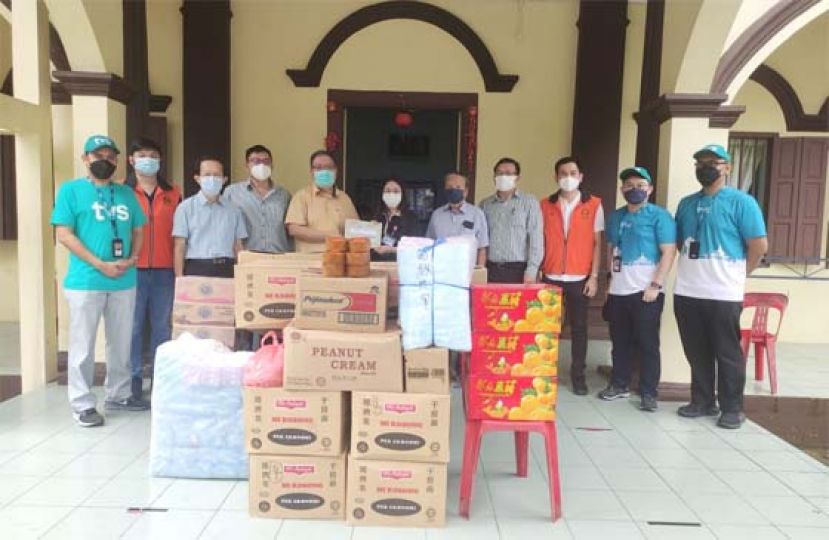 在救世军男童之家送温情时摄。左二起：青商团员张职程、人力资源发展组主任郑佑上、农业组主任卢少奎、署理会长拿督黄国辉、救世军男童之家义工庄靖莹、福利组副主任翁岳春、数字经济组副主任王运才博士和陈明