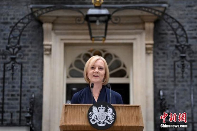 当地时间9月6日，伊丽莎白&middot;特拉斯在伦敦首相府门前发表就任英国新首相以后的首次演讲。