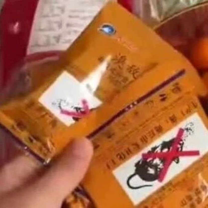 果盘里放著多包鼠药。