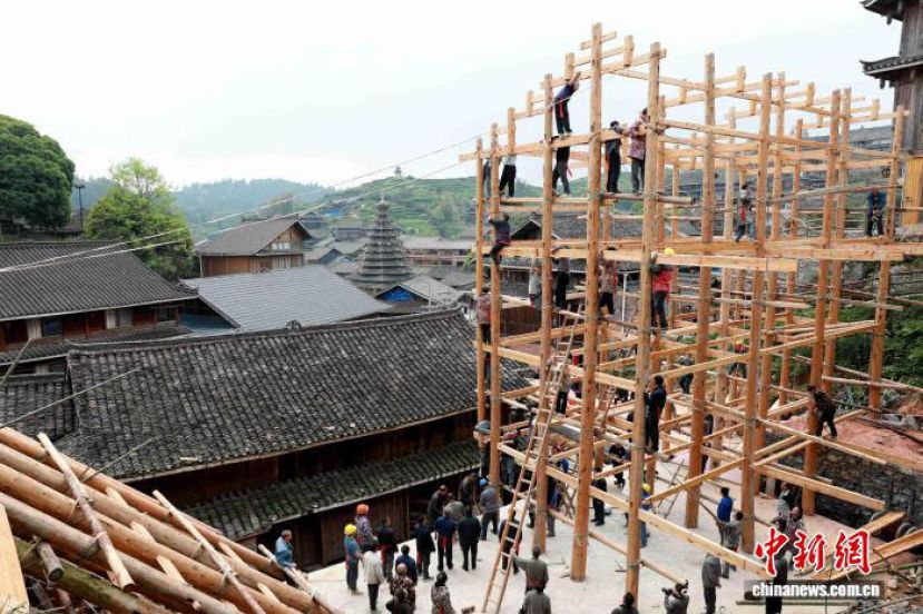 村民在协力建楼。