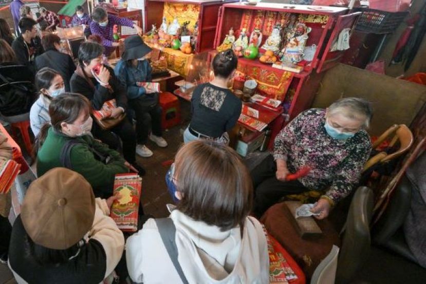  香港湾仔鹅颈桥下，众多市民排长队&ldquo;打小人&rdquo;。