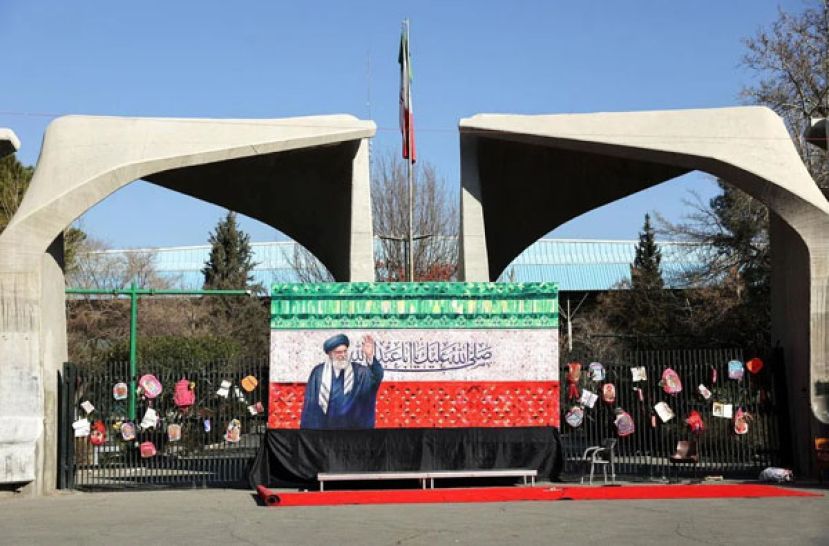 伊朗民众在首都德黑兰街头搭建一个临时纪念碑，悼念已故最高领导人哈梅内伊。