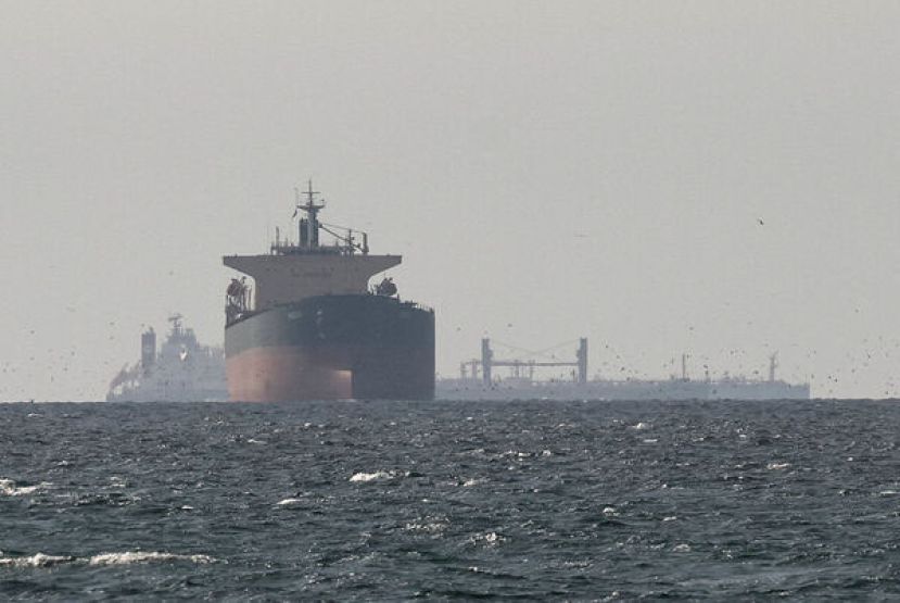 数艘油轮正航行於荷莫兹海峡附近的波斯湾海域。