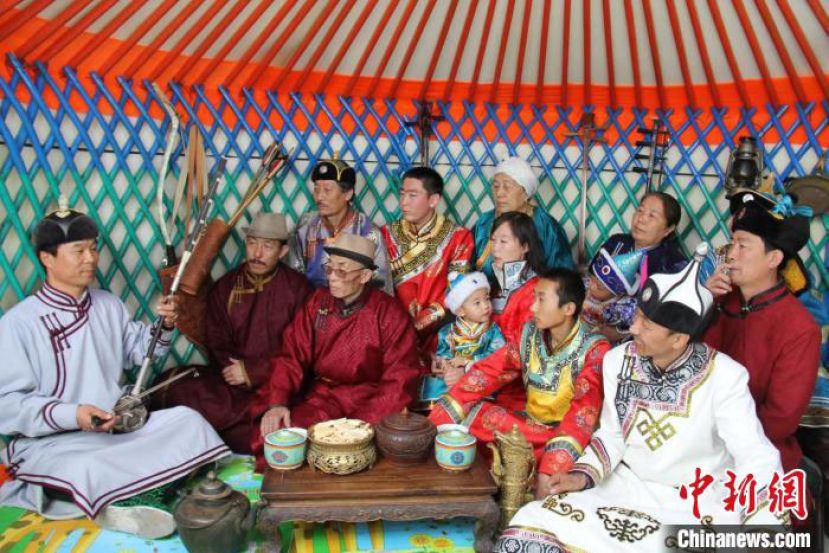 2015年夏，蒙古包内，人们围坐一起听乌力格尔。