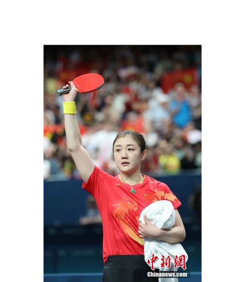 当地时间8月3日，在巴黎奥运会乒乓球女子单打比赛中，中国选手陈梦4-2胜中国选手孙颖莎，获得金牌。图为陈梦向观众致意。 