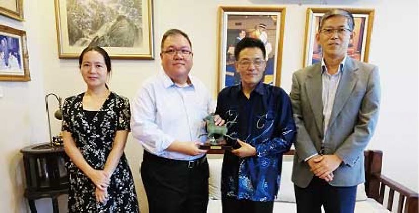 ●中国驻古晋总领事程广中（右二）赠送纪念品予黄文彬集团董事拿督黄国辉（左二），在陪同的有中国驻古晋副总领事张阳（右）及领事蒋盈（左）。