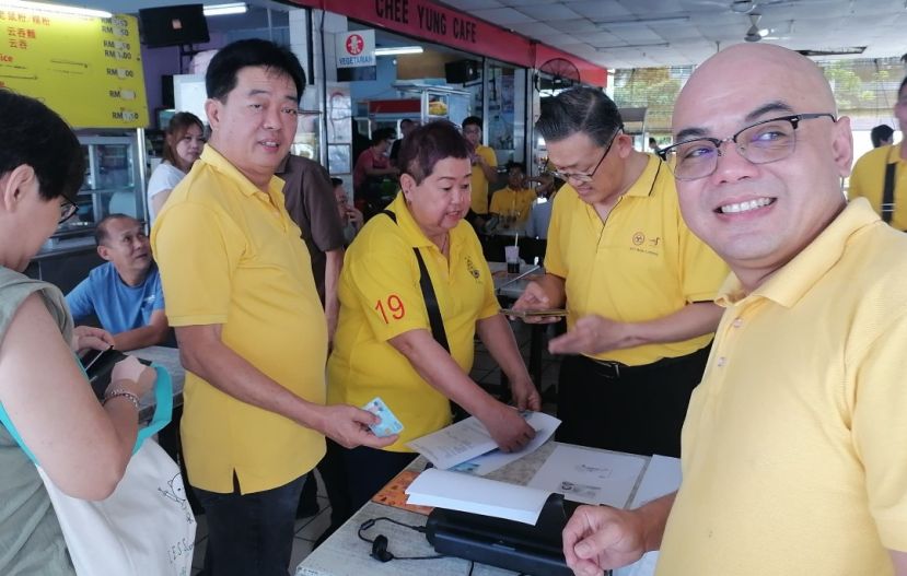 东哥团队设流动柜台为民众服务；右起是黄昭信市议员、薛华东及林当关怀委员会主席许义华（左2）等人。