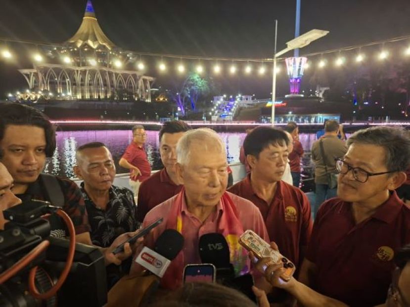 砂拉越旅游、创意工业和表演艺术部副部长拿督陈超耀向媒体发表谈话时影。
