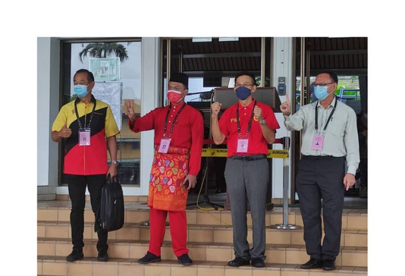 巴都吉当区候选人在提名程序宣布结束后合影。左起为砂肯雅兰全民党候选人黄传德、行动党候选人阿都阿兹、砂团党候选人刘天亮及人联党候选人罗克强。