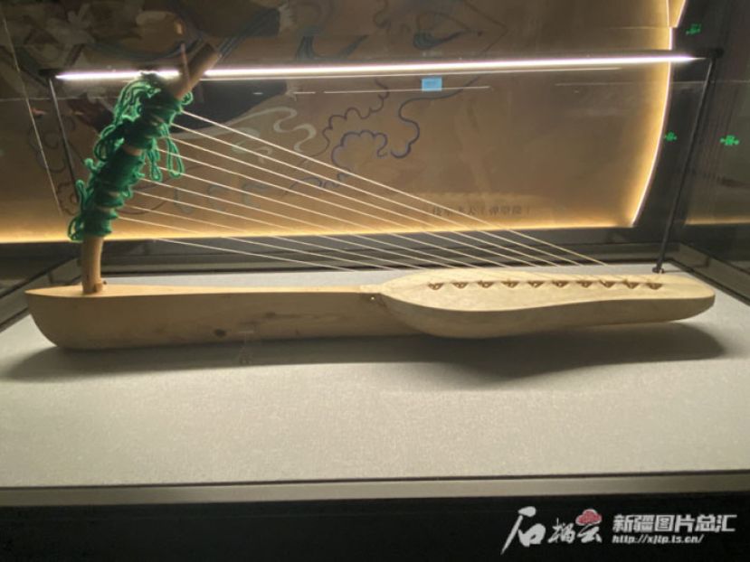 这件箜篌复制品复原的是且末县扎滚鲁克墓地出土的箜篌。