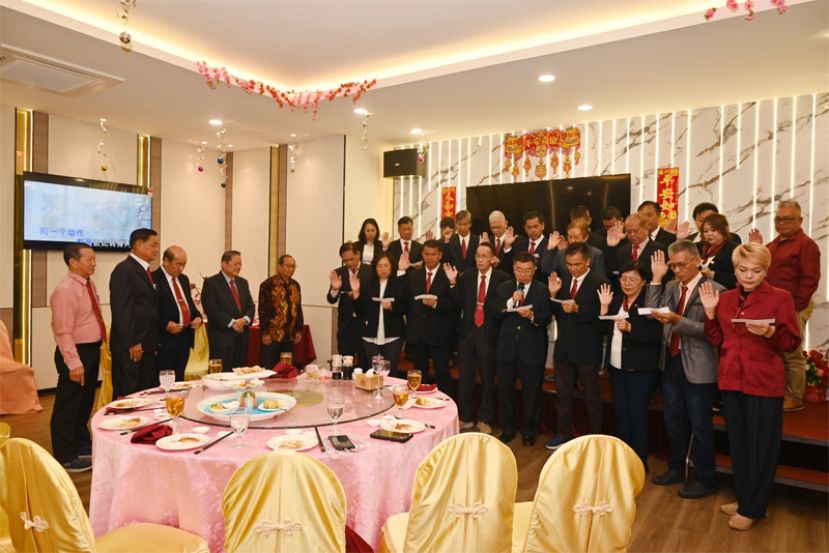彭氏23届执委在多位名誉会长监视下宣誓就职时。