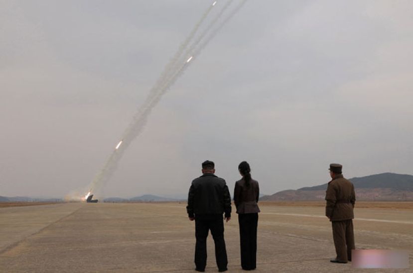 朝鲜最高领导人金正恩带着女儿金主爱，前往平壤顺安视察600mm多管火箭弹试射。