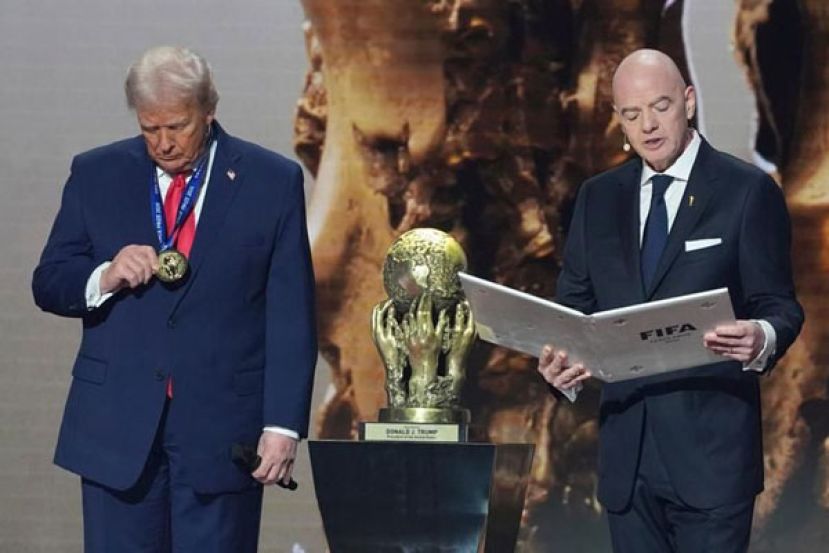 美国总统特朗普(左)获得足总主席英凡提诺颁发FIFA和平奖章与奖杯。