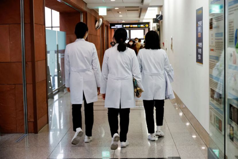 韩国首尔延世大学塞布兰斯医院医务人员在走廊上步行。