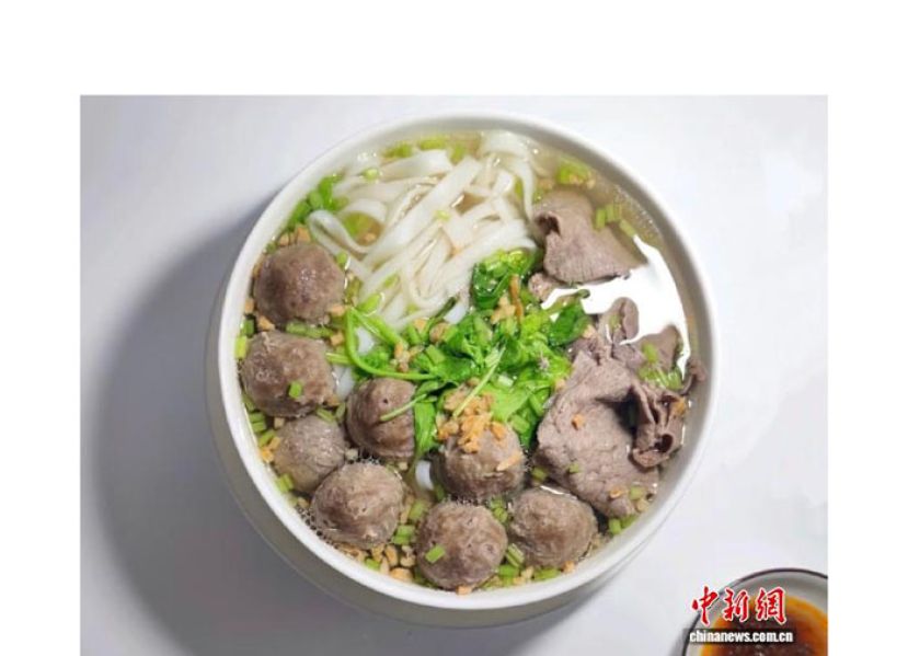 广东省汕头市，用潮汕粿条、牛肉丸、蒜末、芹菜末制作的潮汕传统美食粿条汤。