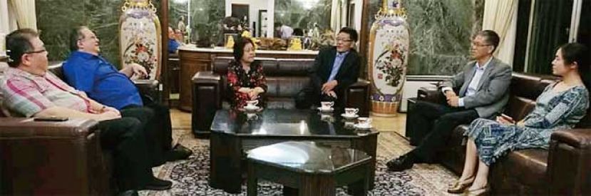 程广中总领事一行人与黄家相见欢，(左起)分别为拿督黄国辉、拿督黄国忠、藩斯里拿汀阿玛黄刘训卿、程广中、张阳及蒋盈。