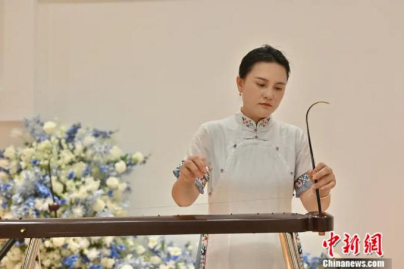 国家级非遗项目京族独弦琴艺术自治区级代表性传承人赵霞演奏独弦琴。