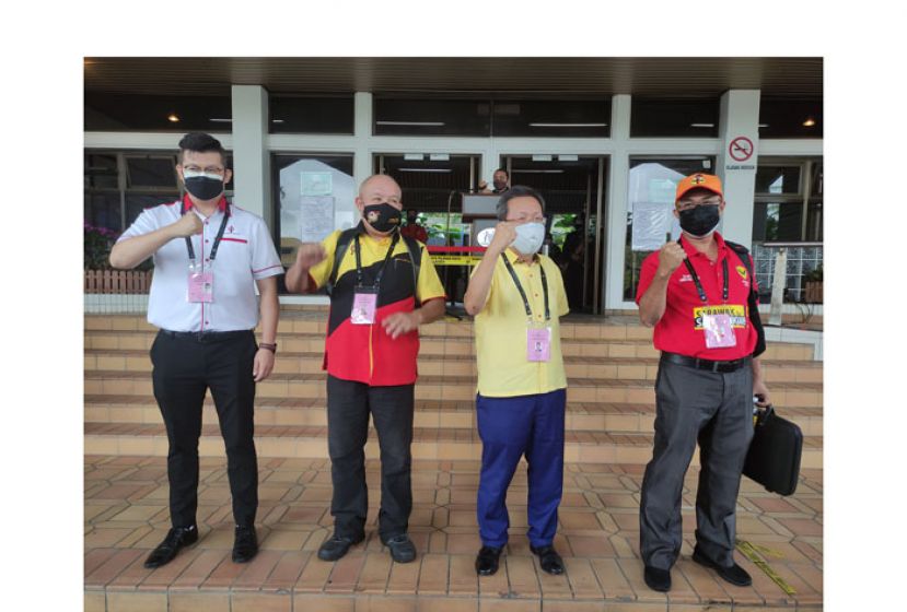   石角区候选人提名程序宣布结束后合影，左起为行动党候选人俞利文、肯雅兰全民党候选人蔡国钧、人联党候选人拿督斯里沈桂贤及砂民志党候选人房保德。