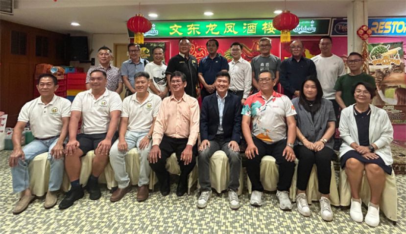 西彭生态旅游及休闲农业协会新届理事会诞生。坐者左起李文发、邹升哲、黄志仁、贝健广、拿督方训勇太平局绅、彭城葳、吴惠云和杜燕丽。