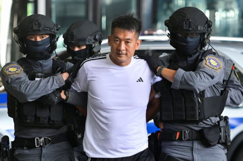 佘智江由泰国警方押送登机。